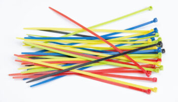 Profesjonalne kleje i opaski zaciskowe w przemyśle meblarskim – sprawdzone rozwiązania